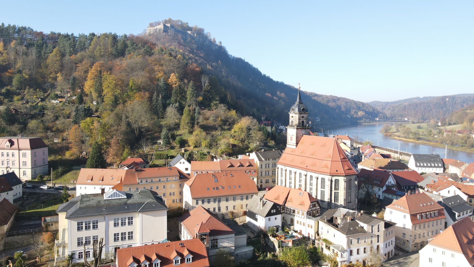 Bild mit Blick auf die Festung Königstein, rechts im Tal fließt die Elbe