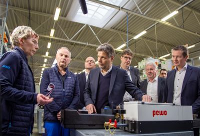 Foto mit Bundesminister Dr. Robert Habeck beim Besuch bei PEWO PEWO Energietechnik GmbH in Elsterheide