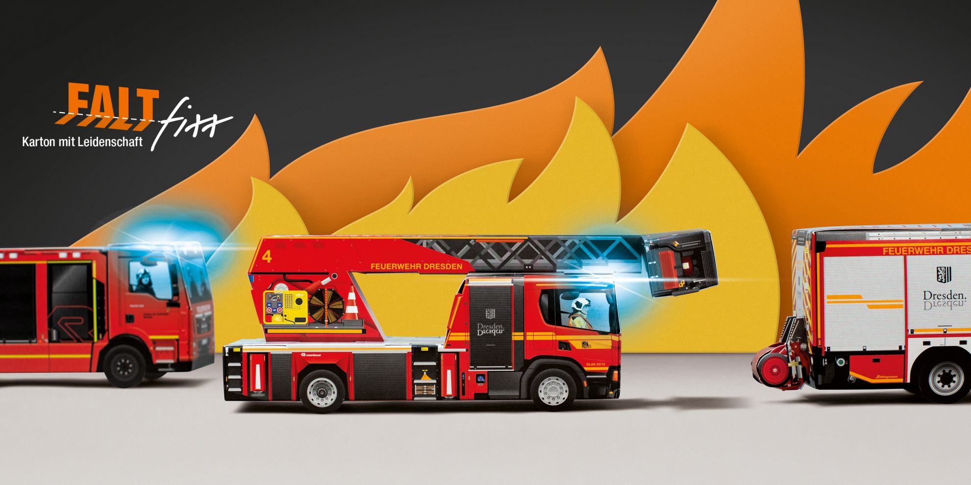 Bild zeigt drei zusammengesteckte Feuerwehrfahrzeuge aus den Faltfixx Bastelbögen, diese stehen vor künstlich erzeugten Flammen